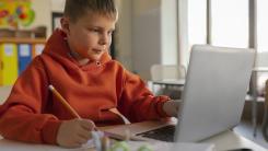 Folosește copilul tău inteligența artificială pentru teme? Un studiu la scară largă avertizează: învață cu 20% mai puțin