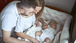 Creierul nou-născuţilor reacţionează mai puternic la plânsul altor bebeluşi decât la vorbire - Studiu