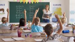 Ministerul Educației și Cercetării lansează un program pentru școlile vulnerabile: 50.000 de copii vor beneficia de sprijin