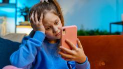 Cyberbullying și hărțuirea online a elevilor: S-a terminat cu scuza „nu s-a întâmplat în curtea școlii”, explică avocata Adelina Albu 