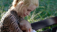 Indemnizaţia de creştere a copilului ar putea fi păstrată după revenirea la muncă. Mamele, scutite de CASS