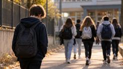 Încă un elev a mers cu cuțitul la școală, de această dată în Timișoara. Se postase înarmat pe Internet