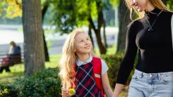 Părinții care au cea mai frumoasă apropiere de copiii lor pun aceste întrebări după școală, conform unei cercetătoare