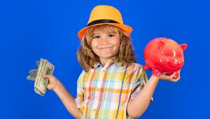 Ce buget este bine să îi dai copilului în vacanță? Sfaturi pentru echilibrul dintre bani de buzunar și autonomie