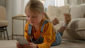 Pericolul ecranelor la vârste fragede și analfabetismul funcțional. Monica Sandu: „Pur și simplu creierașul își inhibă multe abilități”