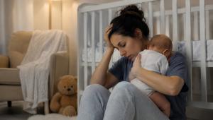 „Baby blues”, starea care le ia prin surprindere pe multe mame după naștere. 5 lucruri care te pot ajuta