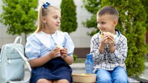 Ce trebuie să conțină pachetul de școală al copilului? Doi biochimiști, idei de gustări sănătoase și alimente care trebuie evitate