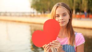 Dragoste sau control? 7 semne ale primei iubiri pe care copilul tău adolescent trebuie să învețe să le recunoască
