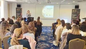 Profesorul epuizat, elevul stresat și viitorul unei generații: Concluzii A.C.E. după maratonul educațional inițiat de Claudia Chiru