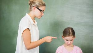 Profesorul care lovește sau umilește elevii riscă dosar penal! Adelina Albu dezvăluie ce pățesc dascălii violenți la clasă / VIDEO