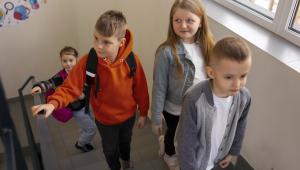Copiii care depind mai puțin de părerea celor din jur au învățat acest lucru încă de mici