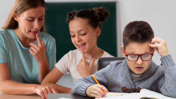 Dislexia: ce este și care sunt simptomele. Semnele care apar la copii sub 6 ani, peste 6 ani și la adolescenți