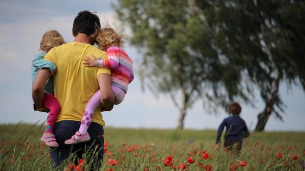 Psihologul Philip Zimbardo: „Este nevoie de un sat întreg pentru a crește un copil, dar totul începe în familie”