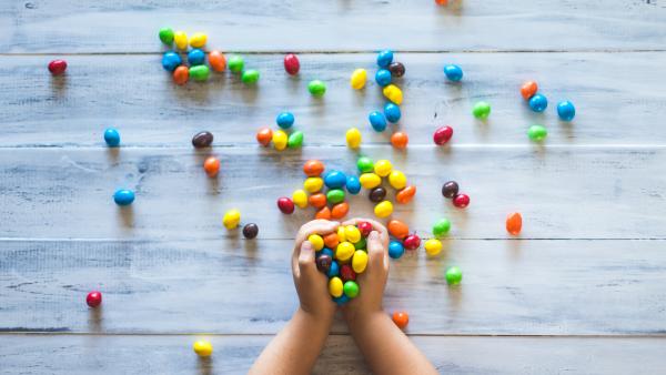 Studiu: 9 din 10 copii români au dulciuri în alimentaţia zilnică și doar jumătate consumă fructe. Rezultatele alarmante ale unei cercetări: „Doar jumătate dintre părinţi aleg să se informeze”