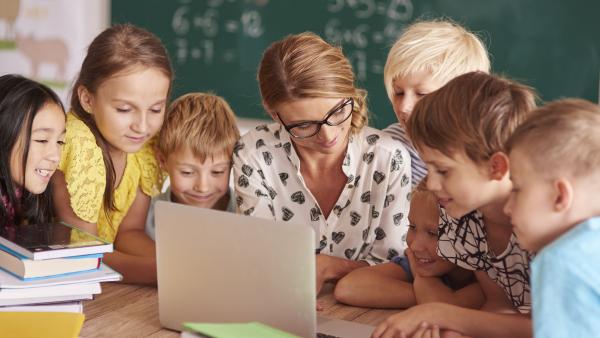 Ultima zi de școală pentru elevi! Cele mai frumoase mesaje de recunoștință pentru educatoare, învățătoare sau profesori, la final de an școlar