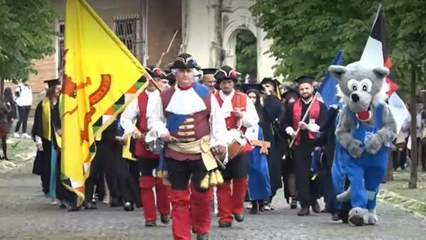 Cea mai așteptată paradă a absolvenților: Sute de studenți cu uniforme strălucitoare au creat un spectacol vibrant de culori și energie, în Alba Iulia