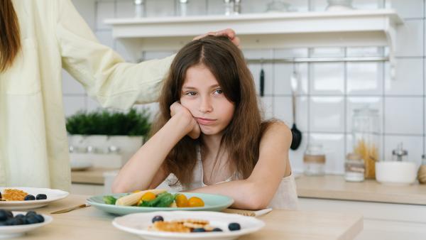 „Nu-mi place mâncarea aia!” Un nutriționist dezvăluie patru trucuri pentru părinți ca să-i facă pe copii să mănânce legume