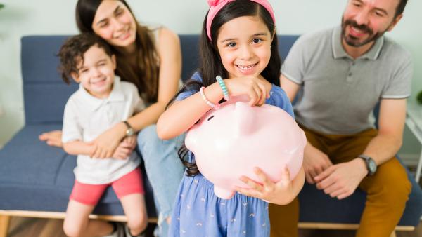 Cele 6 tipuri de cheltuieli care împiedică familiile să economisească: Un studiu arată că „furnicile” sau „vampirul” ar reduce peste 20% din ele