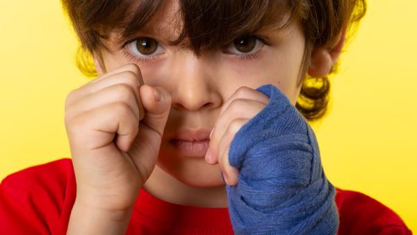 „Dacă te lovește, dă-i înapoi”. Acest sfat al părinților, un real pericol pentru copii! Psiholog: „O modalitate extrem de dăunătoare”