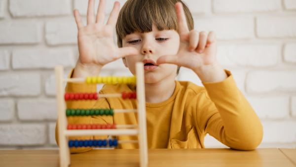 Studiu: Copiii care studiază muzica vor obține note mai bune la matematică. Descoperirea legăturii dintre aceste două materii este fascinantă