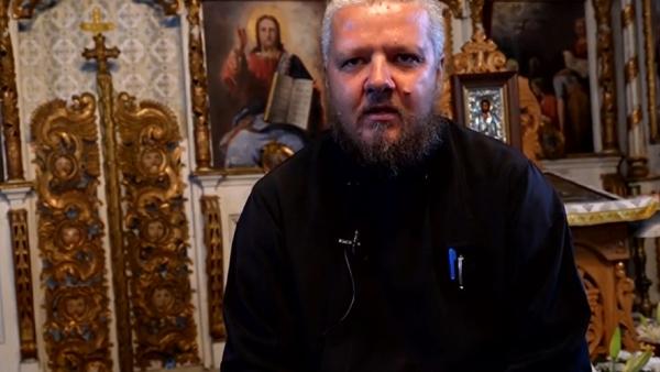 „Fără şcoală nu ajungi nicăieri!” Gestul inedit al unui preot pentru a atrage copiii la biserică și la învățătură: „Este viitorul vostru în joc!”
