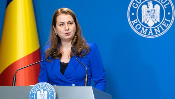 Deca anunță măsuri concrete pentru a sprijini elevele care devin mame, după ce o tânără a dat naştere unui copil între probele de la Bacalaureat