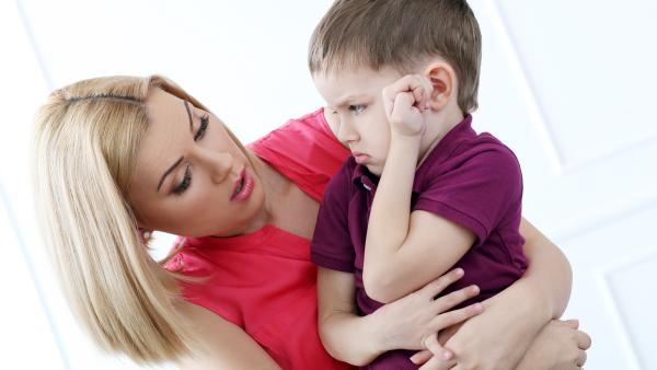 Iată ce se întâmplă cu copilul tău când îl supraprotejezi. Expert în parenting: „Părinții cred că modul lor de a-l crește așa pe micuț este bun”