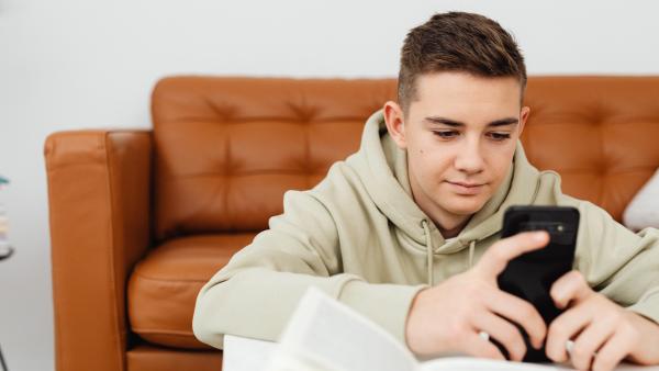 Adolescenții și jocurile de noroc: Un ghid pentru părinți și profesori
