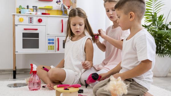 De ce este bine atât pentru fete, cât și pentru băieți să se joace cu păpușile? Psihologi: „Beneficiile aduse de aceste jucării sunt remarcabile!”