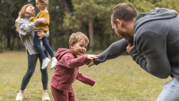 8 „bătălii” parentale care merită atenție! Un tată a devenit viral după ce a vorbit despre „luptele” care trebuie susținute în educația copilului