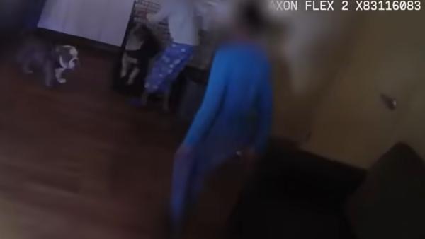 Descoperire zguduitoare a polițiștilor! Șase copii, ținuți în condiții inumane într-un apartament: „Cel mai grav caz” / VIDEO
