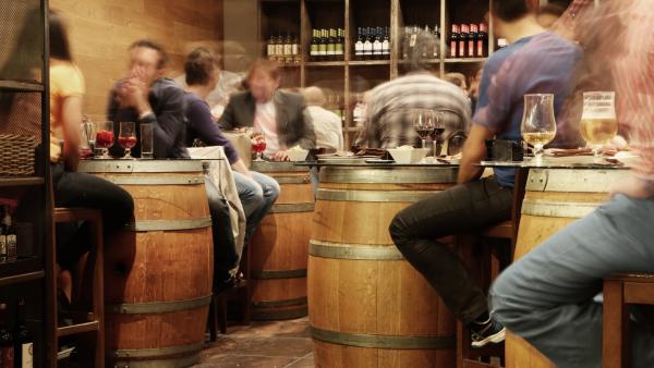 Iată cum să explicăm tinerilor riscurile consumului de alcool
