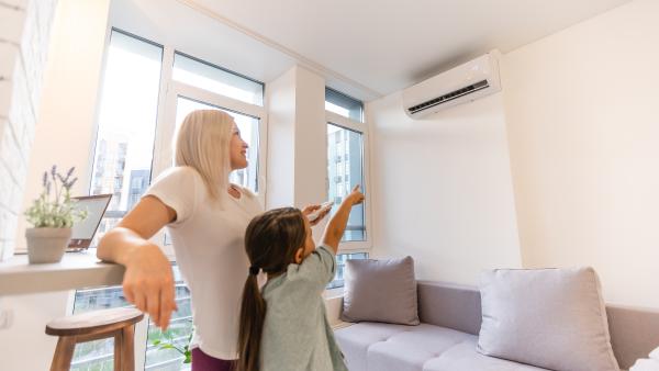 „Nu reduce temperatura sub acest prag!” Așa ar trebui să folosești aerul condiționat când sunt bebeluși și copii acasă sau în mașină