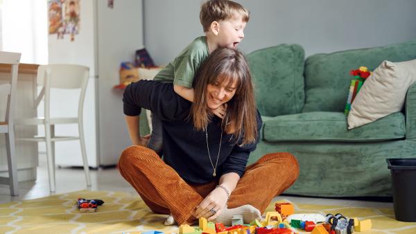 „Amintește-ți că ești părinte, nu clovn!” O mama împărtășește „un sfat neprețuit”: „E de la bunica mea”