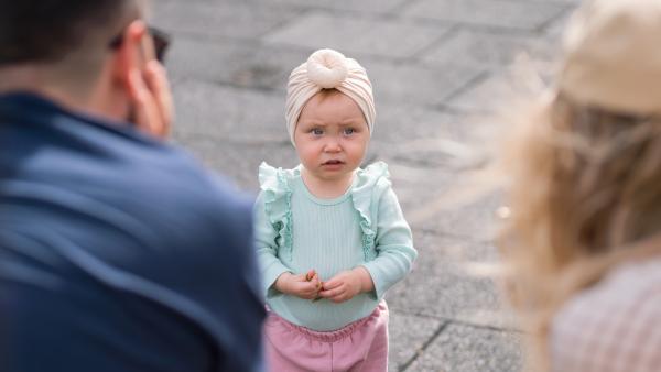 „Să nu dispari!” Cum să-ți iei rămas-bun de la copilul tău în adaptarea la creșă sau grădiniță? Sfaturi de la specialiștii în parenting