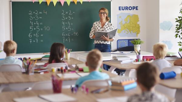 Învățătorii fac sacrificii financiare considerabile pentru a-i primi pe copii: Cât îi costă prima zi de şcoală?