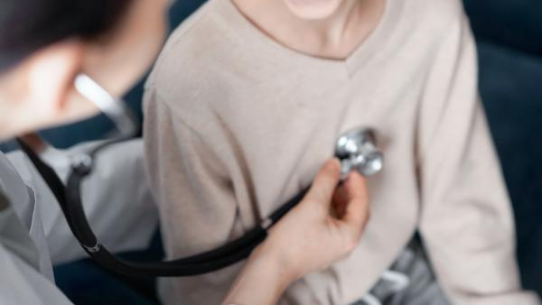 Micuțul Alex a trecut prin 3 ani de dureri. Mama a căutat răspunsuri la 17 medici, dar a găsit diagnosticul pe ChatGPT: „Nimeni nu a văzut asta!”