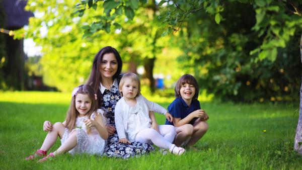 Veste bună pentru mamele eroine! Guvernul majorează cu 50% indemnizaţia de creştere a copilului