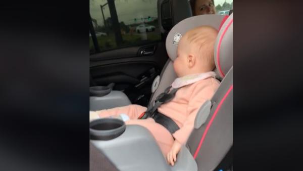 (VIDEO) Se duce să-și ia fiica de la creșă și observă niște bandă de hârtie lipită pe picioare: „Aș fi fost concediată dacă aș fi făcut așa ceva”