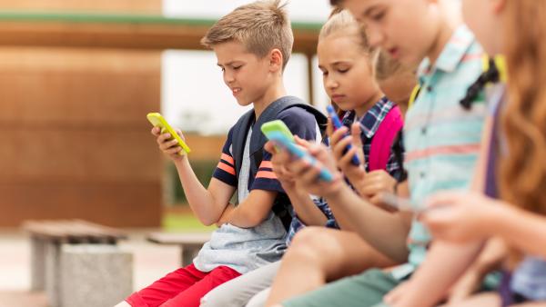 Pot radiațiile de la telefoanele mobile să afecteze copiii? Iată adevărul!