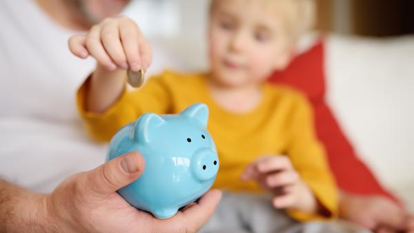 6 trucuri simple pentru a transmite copiilor noștri valoarea economiilor: Educația financiară nu se rezumă doar la gestionarea banilor