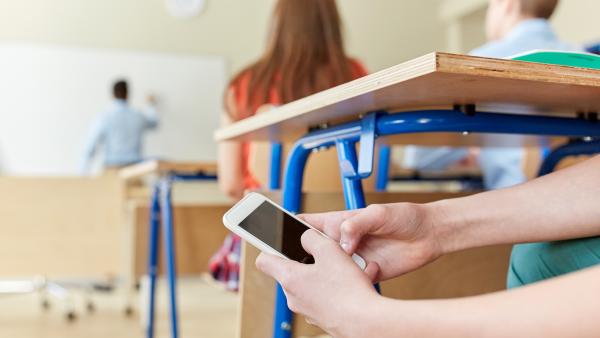 Telefoanele la școală: Cum „păcălesc” elevii profesorii și riscă pierderea burselor. Ministerul Educației a impus sancțiuni dure