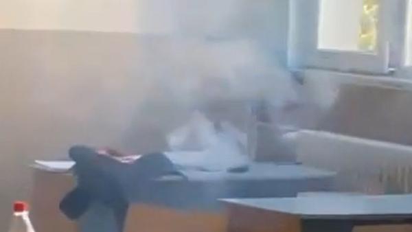 Telefonul unui elev a izbucnit în flăcări în timpul orelor, la un liceu din Cluj: Copiii au ieșit panicați din clasă