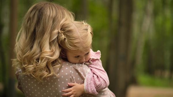 „Mamitis” NU este o boală! Cum ar trebui tratate aceste cazuri ne arată specialiștii în parenting: „Este parte a unei nevoi fundamentale!”