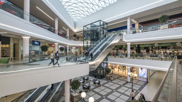 „O voce i-a spus să tragă”. Un adolescent a deschis focul într-un centru comercial: „A avut o cădere psihică”
