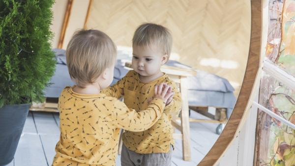 Aceasta este vârsta la care copiii încep să ia în considerare identitatea lor de gen. Experți: „Părinții, îngrijitorii și educatorii joacă un rol important”