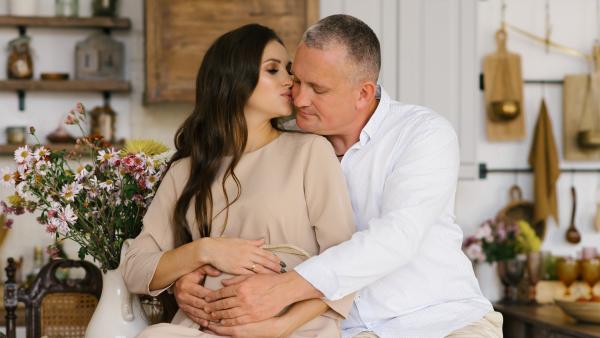Vârsta înaintată a tatălui implică un risc mai mare pentru dezvoltarea fătului? Cele mai recente concluzii ale unui studiu