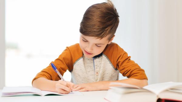 De ce copiii NU ar trebui să-și piardă obiceiul de a scrie de mână, potrivit unui expert: Le aduce foarte multe beneficii