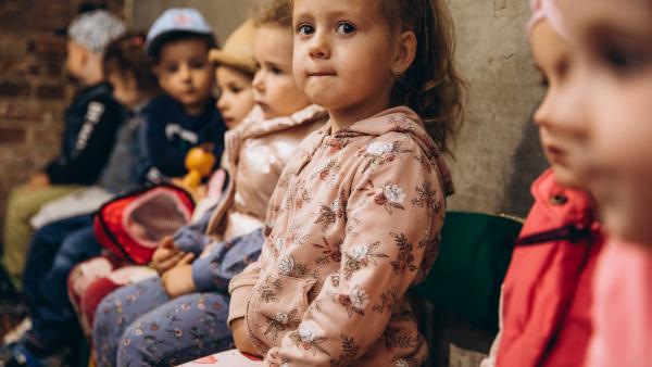 România, în topul țărilor europene în ceea ce privește numărul de copii care trăiesc în sistemul de protecție al statului. Cât durează adopţia unui micuț?