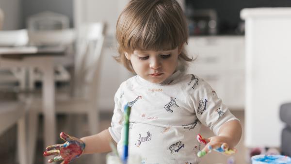 Detectează abuzul asupra copiilor în desenele lor! Un expert în grafologie ne spune cum